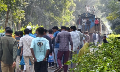 ‘জনদুর্ভোগ বিবেচনায়’ রেলপথ থেকে সরে গেলেন বাকৃবি শিক্ষার্থীরা