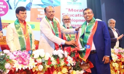 বিশেষ সম্মাননা পেলেন নুরে আলম তালুকদার