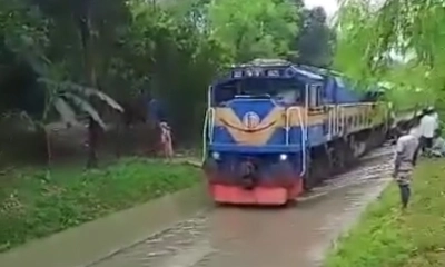 রেললাইনে হাঁটু পানি, ২ ঘণ্টা দেরিতে ছাড়ল বনলতা এক্সপ্রেস 