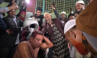 দুধ দিয়ে গোসল করে দল ছাড়লেন যারা