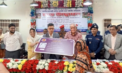 বান্দরবানে উপকারভোগীদের হাতে ফ্যামিলি কার্ড তুলে দিলেন পার্বত্যমন্ত্রী