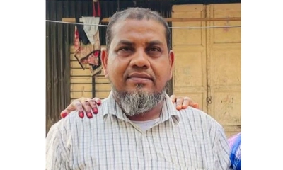 ফল ব্যবসায়ীকে কুপিয়ে হত্যা, অভিযুক্তদের বসতঘরে জনতার আগুন