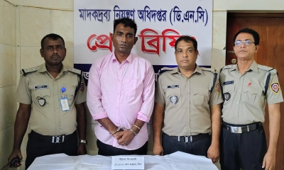 মাদক পরিবহনের সময় আটক বাসযাত্রী। ছবি- সংগৃহীত