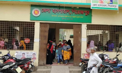 গৃহবধূর আত্মহত্যাচেষ্টা, মুখে বিষ লেগে অসুস্থ ১৪ মাসের শিশু। ছবি- রূপালী বাংলাদেশ গৃহবধূর আত্মহত্যাচেষ্টা, মুখে বিষ লেগে অসুস্থ ১৪ মাসের শিশু। ছবি- রূপালী বাংলাদেশ