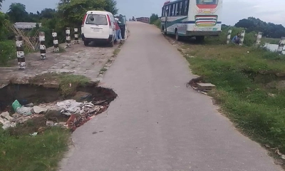 জনবহুল সড়কে ভাঙন, দুর্ভোগ