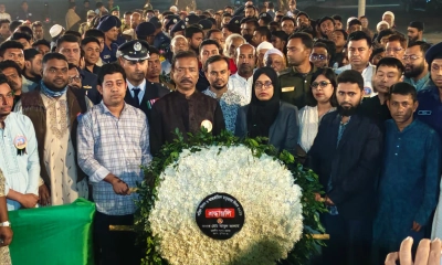 শহীদ মিনারে ফুল দিয়ে ভাষাশহীদদের স্মরণ