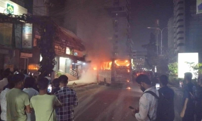 মহাখালীতে বাসে আগুন