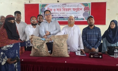 সোনাগাজীতে কৃষকদের মাঝে আউশ প্রণোদনা বিতরণ