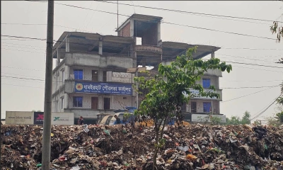 ময়লার স্তূপের ওপর পৌর অফিস