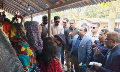 দুর্গাপুরে ধানের শীষে ভোট চেয়ে প্রার্থীপুত্রের গণসংযোগ
