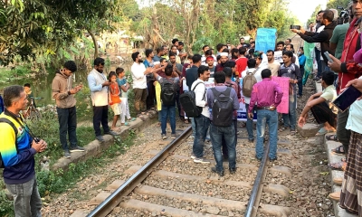 ৭ ঘণ্টা পর রেললাইন ছাড়লেন রাবি শিক্ষার্থীরা