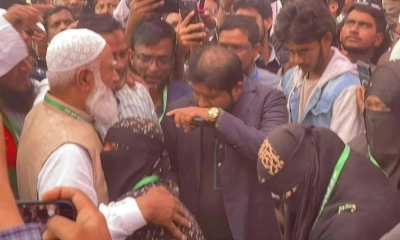 জামায়াত আমিরকে জড়িয়ে ধরে কান্নায় ভেঙে পড়লেন শহীদ জননী