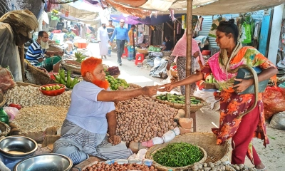 সাপের ভয় দেখিয়ে টাকা আদায়