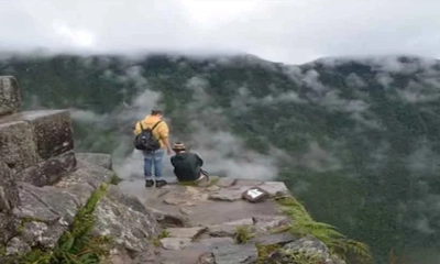 সেলফির জন্য পাহাড় চূড়ায় পর্যটক, পড়ে গেলেন গভীর খাদে