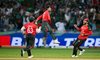 ৩ উইকেট হারিয়ে চাপে পাকিস্তান
