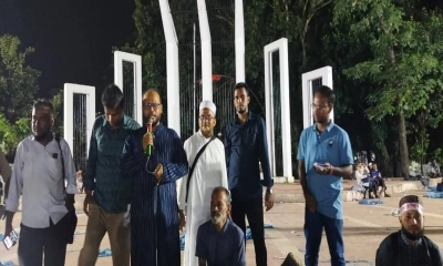 আন্দোলনরত শিক্ষক-কর্মচারীরা। ছবি- সংগৃহীত