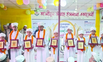 ১০ কোরআনের হাফেজকে পাগড়ি পরিয়ে সম্মাননা