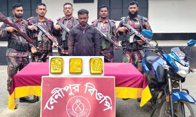 স্বর্ণের বারসহ চোরাকারবারি আটক