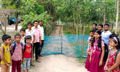 স্কুলের প্রবেশপথে বেড়া দিয়ে প্রতিবন্ধকতা, বিপাকে শিক্ষার্থীরা