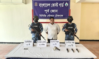 টেকনাফে বিদেশি পিস্তলসহ আটক ১