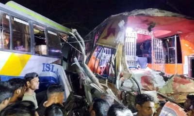 বরিশাল–ঢাকা মহাসড়কে বাস সংঘর্ষে চালক নিহত, আহত ২০