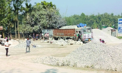 বুড়িমারী স্থলবন্দরে কাস্টমস এরিয়ার বাইরে পাথরবোঝাই ট্রাক
