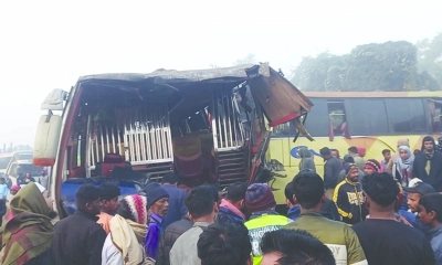 বাসের ত্রিমুখী সংঘর্ষ, নিহত ২