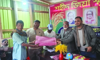 সোনাগাজীতে স্বেচ্ছাসেবক দল নেতার শীতবস্ত্র বিতরণ