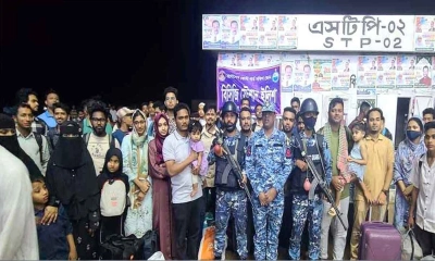 ঝড়ের কবলে আটকা লঞ্চ, শতাধিক যাত্রী উদ্ধার