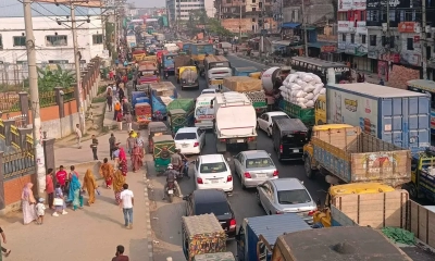 সিমেন্টবোঝাই ট্রাক উল্টে ঢাকা-টাঙ্গাইল মহাসড়কে যানজট
