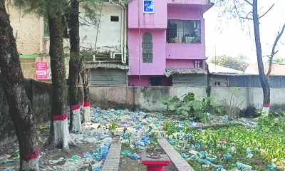 স্কুল মাঠে ময়লার স্তূপ, ঝুঁকিতে শিক্ষার্থীদের স্বাস্থ্য