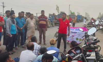 তেল পাম্পে অপেক্ষার মাঝেই বাইকারদের ব্যতিক্রমী কৃষক মিটিং