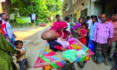 দারিদ্র্যের কাছে হার মানছে শিশুর জীবন, সহায়তা চায় পরিবার