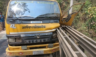 কাপ্তাইয়ে স্টিল ব্রিজে ইটবোঝাই পিকআপের দুর্ঘটনা