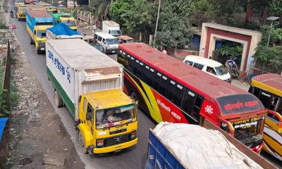 দাউদকান্দি মহাসড়কে দীর্ঘ যানজট, ভোগান্তিতে যাত্রীরা
