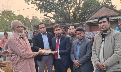 কুষ্টিয়ায় আগুনে নিহতদের পরিবারকে জেলা প্রশাসনের চেক প্রদান