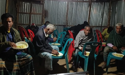 ভোটারদের খিচুড়ি খাইয়ে ভোট চাওয়ার অভিযোগ