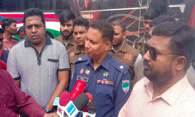 ঝিনাইদহে বাসে অগ্নিসংযোগের ঘটনায় মহাসড়ক অবরোধ