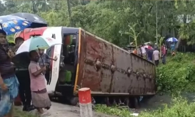 ভোলায় নিয়ন্ত্রণ হারিয়ে যাত্রীবাহী বাস খাদে