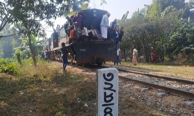 যান্ত্রিক সমস্যায় থেমে গেল ট্রেন