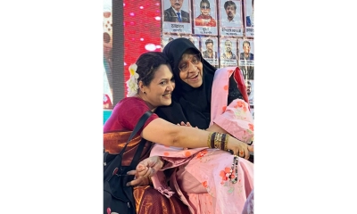 কাঁদলেন, কাঁদালেন আনোয়ারা
