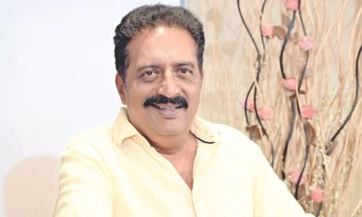 শিক্ষার্থীদের পাশে তারকারা