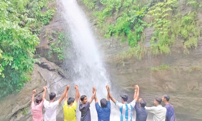 ঝর্ণা আর চা-বাগানের সন্ধানে চাকঢালায়