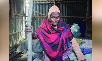 জরাজীর্ণ ঘরে অনাহারে দিন কাটছে অন্ধ হাজেরা খাতুনের