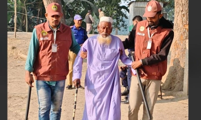 আনসার-ভিডিপির সহায়তায় ভোট দিলেন ৮৫ বছরের বৃদ্ধ
