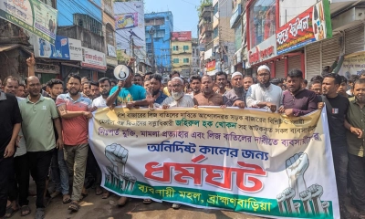 দোকানপাট বন্ধ রেখে ধর্মঘট পালন করছেন স্থানীয় ব্যবসায়ীরা। ছবি- রূপালী বাংলাদেশ