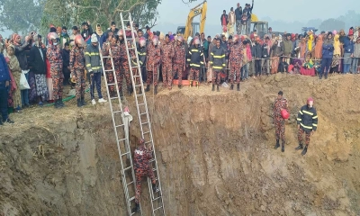 ঘটনাস্থলে উৎসুক জনতার ভিড়।  ছবি- সংগৃহীত