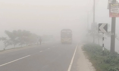 হঠাৎ করেই ঘন কুয়াশার চাদরে ঢেকে গেছে পুরো অঞ্চল।   ছবি- রূপালী বাংলাদেশ