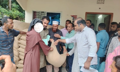নিয়ম মেনে ভিজিডি চাল বিতরণ করা হচ্ছে। ছবি- রূপালী বাংলাদেশ