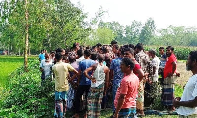 খবর পেয়ে বিজিবি ও স্থানীয়রা ঘটনাস্থলে জড়ো হয়।   ছবি- রূপালী বাংলাদেশ